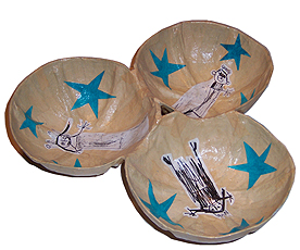 Click to enlarge vater mutter kind (papier-mâché, 27x5 cm, 2006) by heike kastler